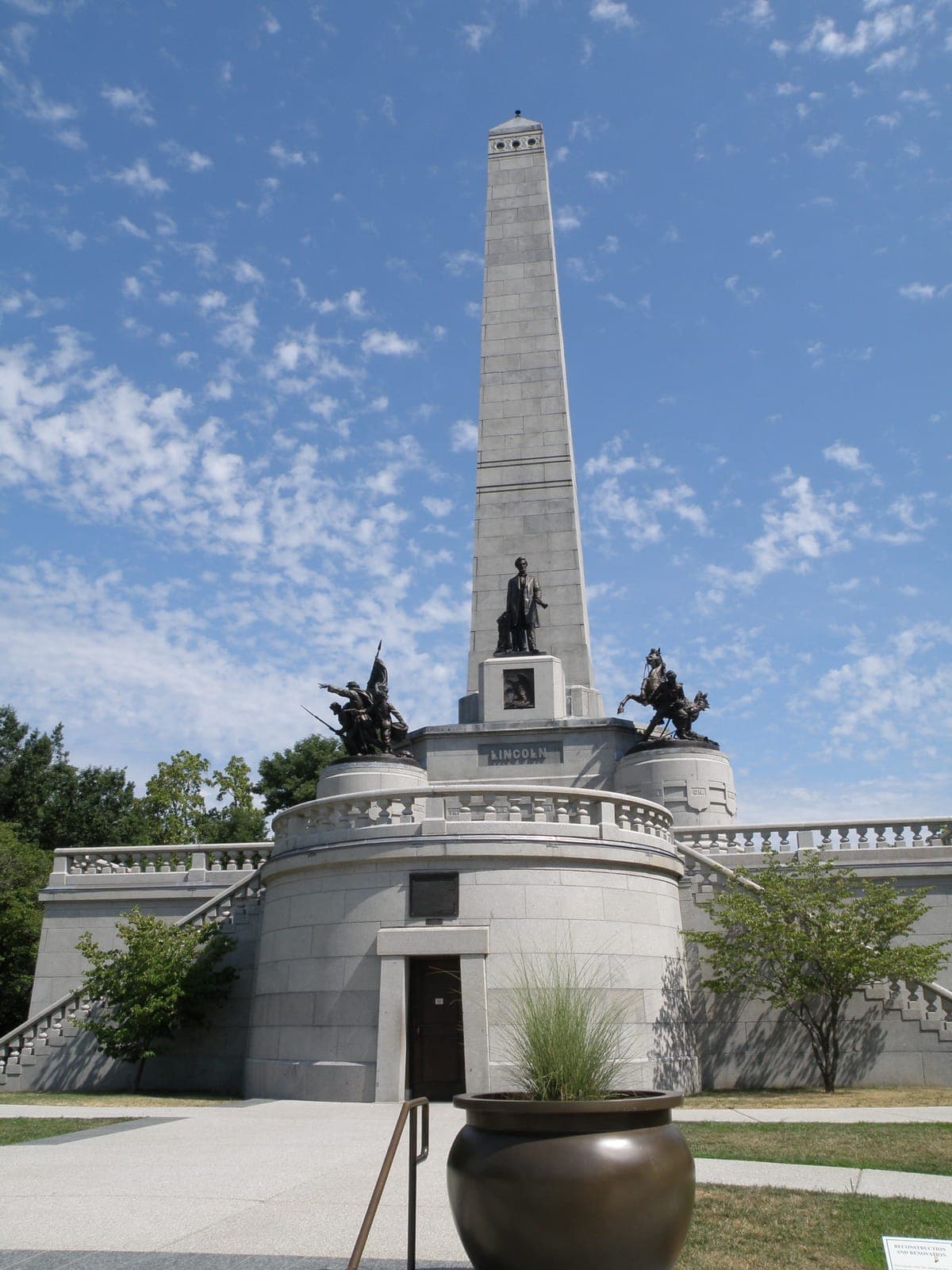 Lincoln's Tomb in Springfield, framed by the shape of Illinois